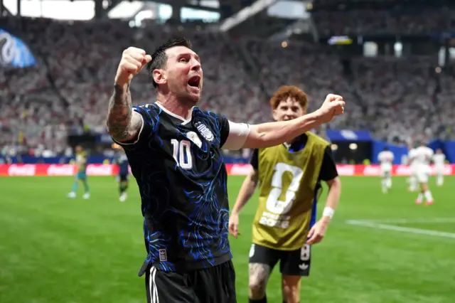 احتفال لاعبي الأرجنتين بالتأهل إلى نهائي مونديال 2026