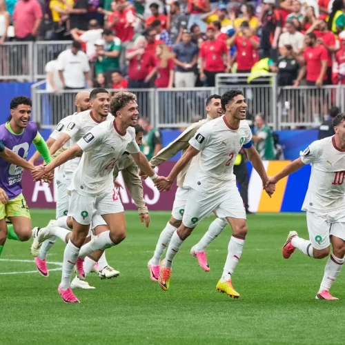 فرحة لاعبي منتخب المغرب بعد الفوز على كندا بثلاثية