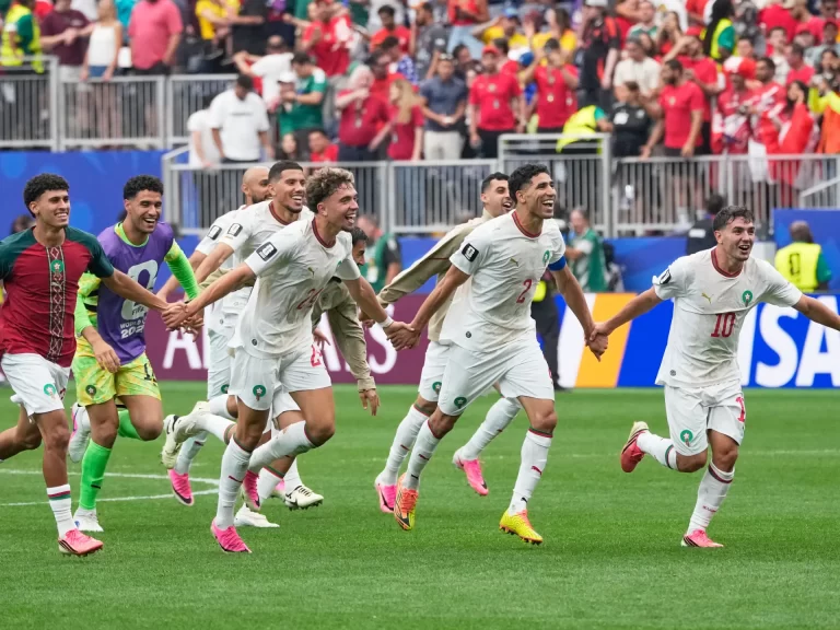 فرحة لاعبي منتخب المغرب بعد الفوز على كندا بثلاثية