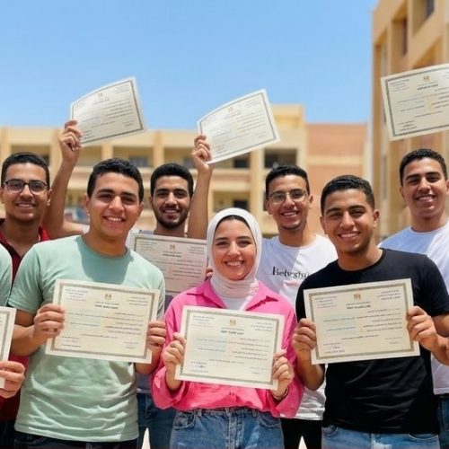 طلاب من أوائل الثانوية العامة يحتفلون بالتفوق الدراسي لعام 2026 تنسيق الجامعات 2026