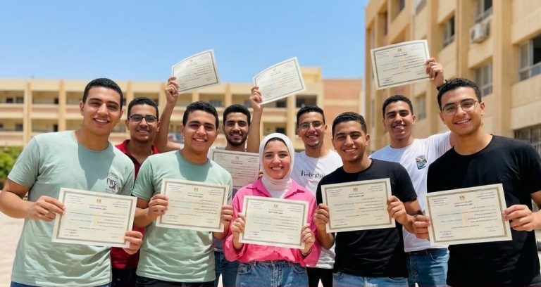 طلاب من أوائل الثانوية العامة يحتفلون بالتفوق الدراسي لعام 2026 تنسيق الجامعات 2026