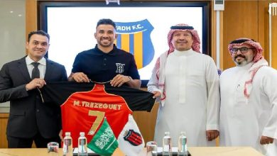 محمود تريزيجيه يحمل قميص نادي الرياض السعودي رقم 7