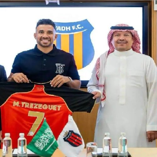محمود تريزيجيه يحمل قميص نادي الرياض السعودي رقم 7