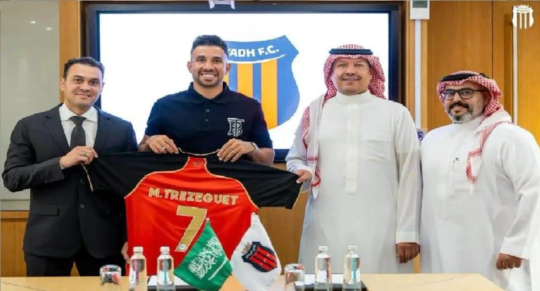 محمود تريزيجيه يحمل قميص نادي الرياض السعودي رقم 7