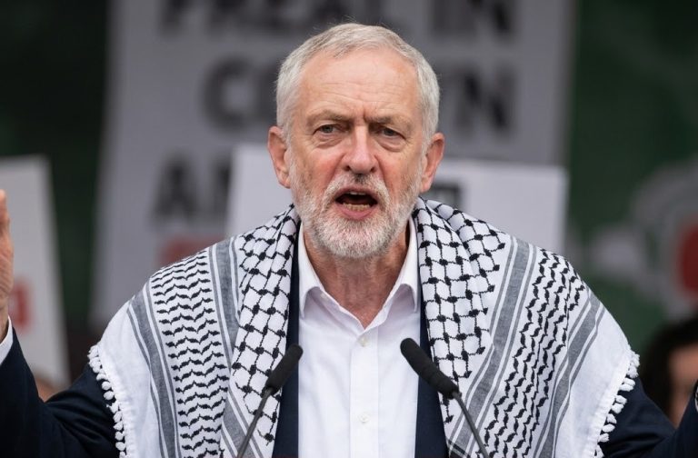 جيرمي كوربن يرتدي الكوفية الفلسطينية ويتحدث عن الاحتلال