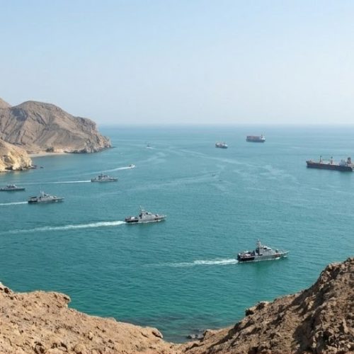 سفن شحن عملاقة تقف أمام مدخل مضيق هرمز المغلق