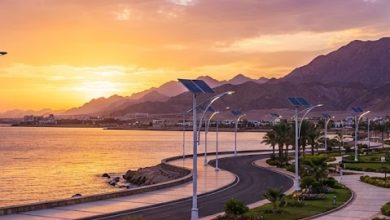 أعمدة إنارة بالطاقة الشمسية في جنوب سيناء ضمن المنحة الصينية - الدليل نيوز.