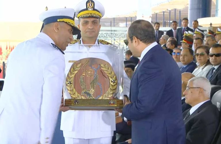 هدية خاصة للرئيس السيسي في حفل الشرطة