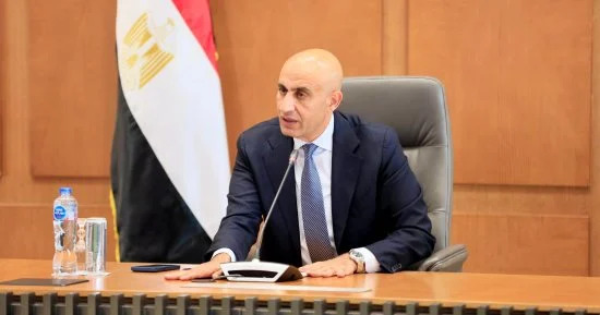 لجنة تحكيم تقيم الأعمال الفائزة في مسابقات وزارة التعليم

