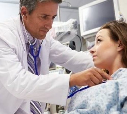 "الإفتاء" توضح حكم عمل الطبيب الرجل في تخصص أمراض النساء