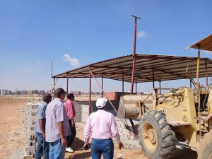 “جهاز مدينة حدائق العاشر ترك مخالفات المدينة والتشوينات وهدم المصلى أمام الحي 25.. والأهالي: أين البديل؟”