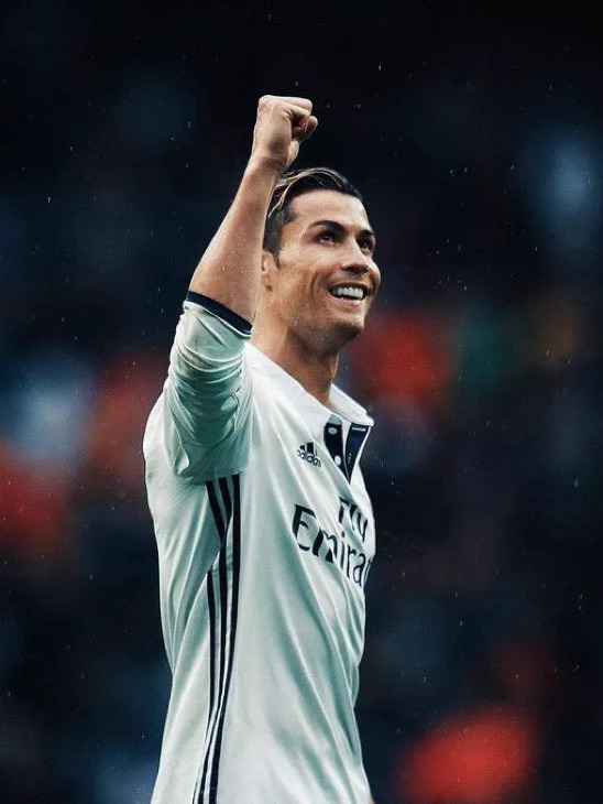 كريستيانو رونالدو يحتفل بتسجيل هدف مع ريال مدريد 