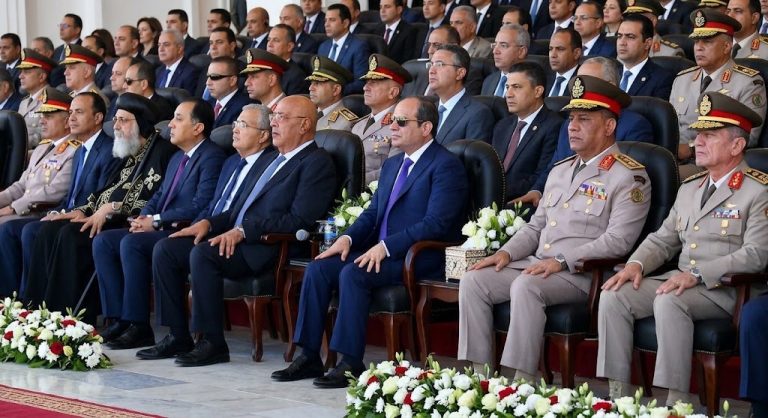 بسالة ودقة متناهية.. خريجو الأكاديمية العسكرية يبهرون الحضور بعروض قتالية وفنية بحضور الرئيس السيسي