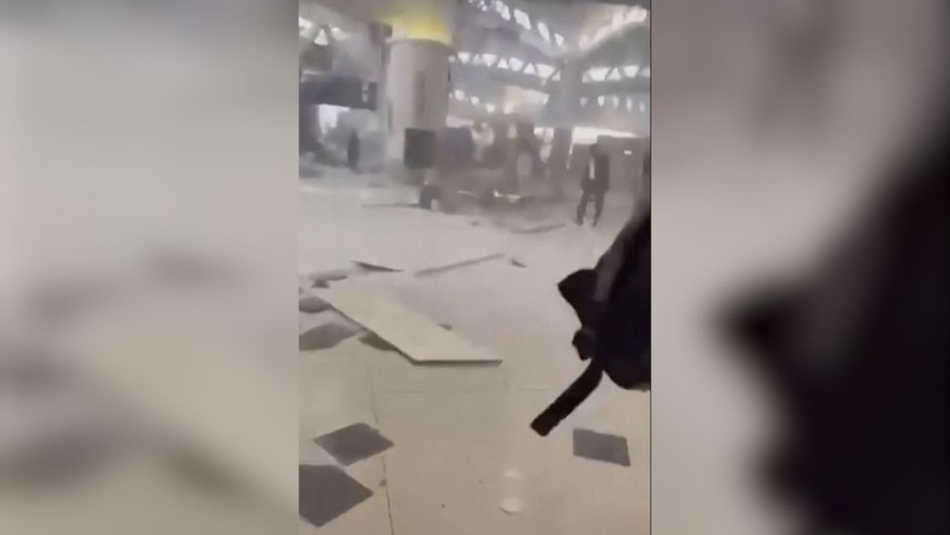 والد المضيفة عزة رمزي يبكي بحرقة عند وصول جثمانها