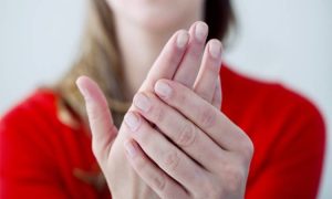 6 أسباب لبرودة الأطراف في الخريف.. متى تشير إلى مشكلة صحية؟