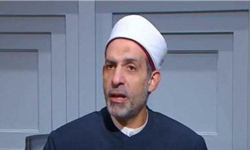 أمين الفتوى يوضح حكم قراءة القرآن من المصحف أثناء الصلاة