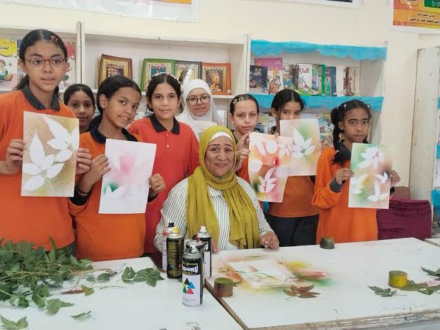 طلاب المرحلة الثانوية ينفذون قطعة فنية برموز الفن الإسلامي

