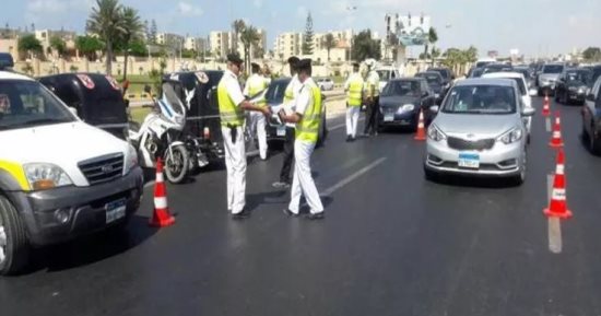 رجال المرور يشنون حملات مكثفة في شوارع القاهرة
