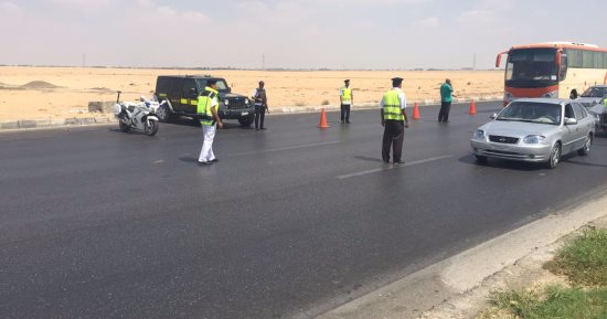 رادار المرور يرصد سيارة تسير بسرعة جنونية على الطريق