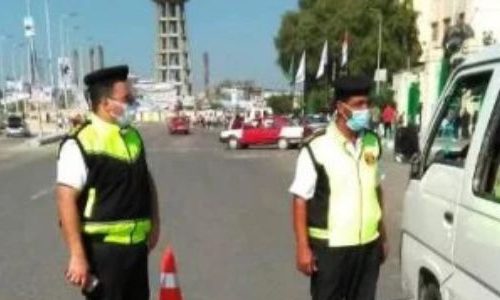 رادار المرور يرصد سيارة تسير بسرعة جنونية على الطريق