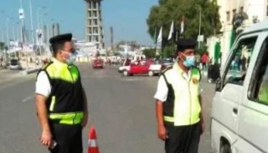رادار المرور يرصد سيارة تسير بسرعة جنونية على الطريق