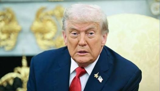 الرئيس الأمريكي دونالد ترامب خلال تجمع انتخابي في ألاسكا