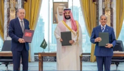 ترامب يرحب بنشر تركيا وباكستان قوات في السعودية