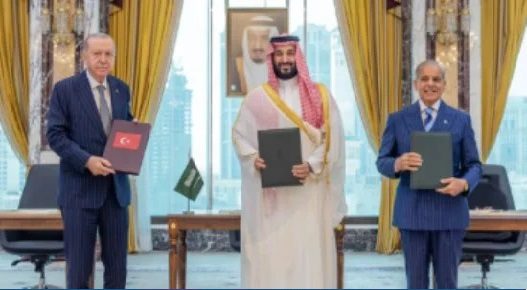 ترامب يرحب بنشر تركيا وباكستان قوات في السعودية